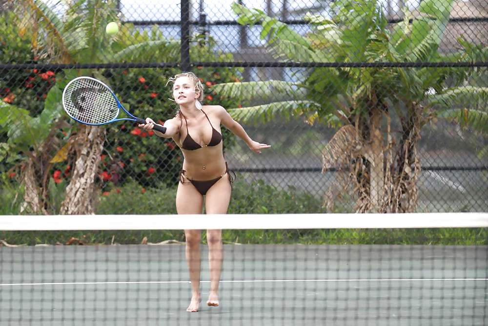 Hayden panettiere jugando al tenis en bikini 
 #37268620