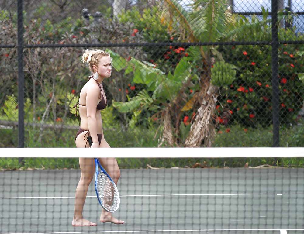 Hayden Panettiere Spielt Tennis In Einem Bikini #37268622