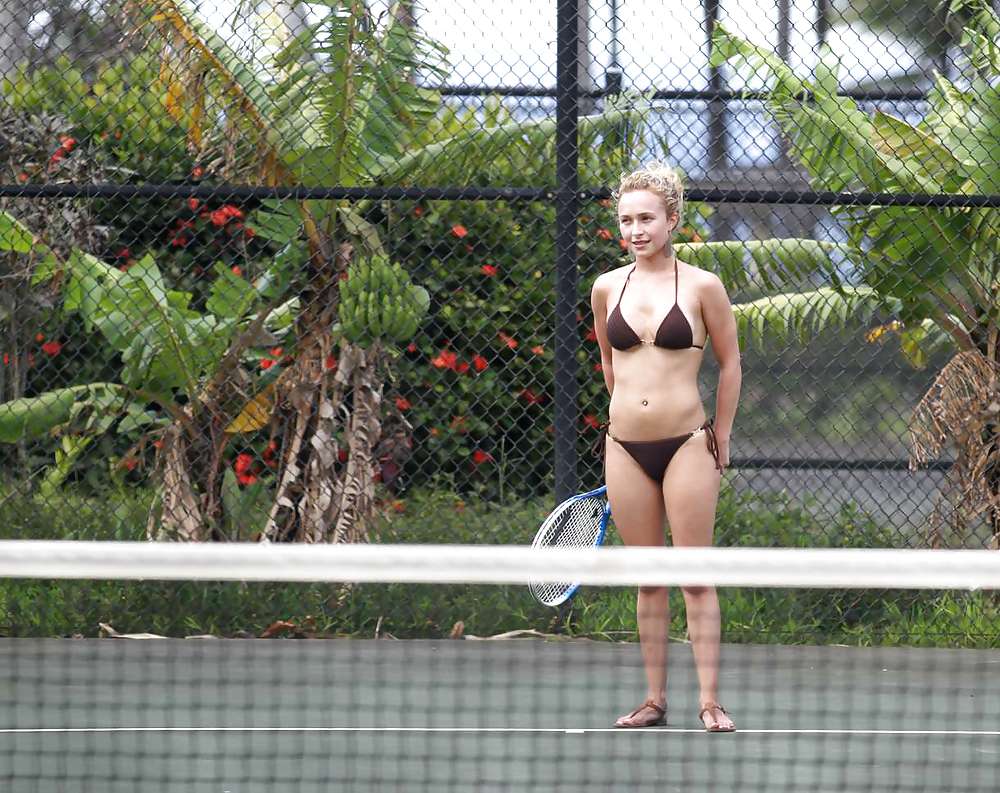 Hayden Panettiere Spielt Tennis In Einem Bikini #37268624