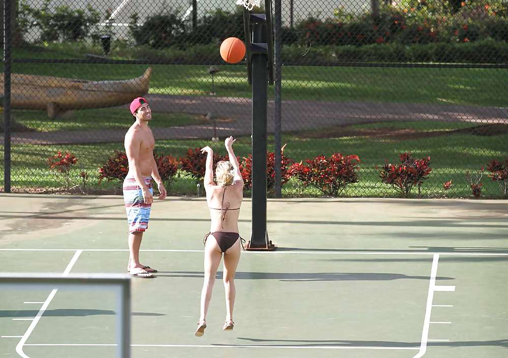 Hayden Panettiere Spielt Tennis In Einem Bikini #37268630