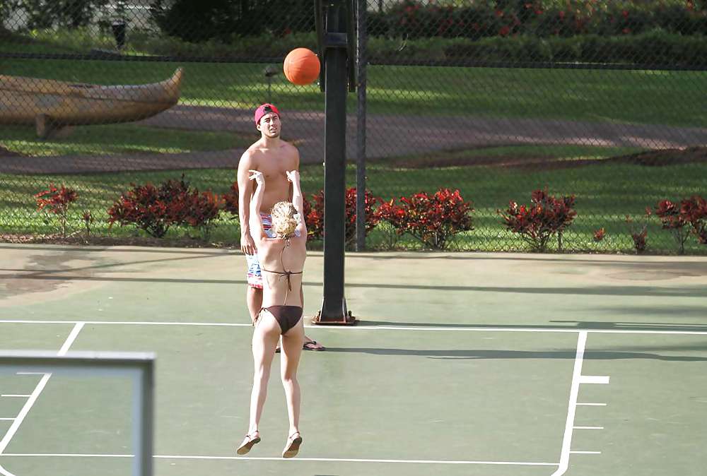 Hayden Panettiere Spielt Tennis In Einem Bikini #37268631