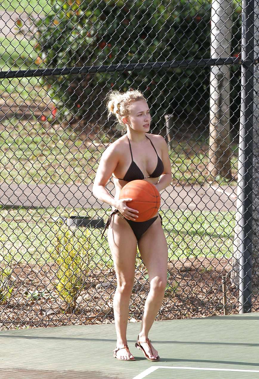 Hayden Panettiere Spielt Tennis In Einem Bikini #37268632