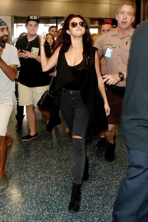 ¡¡¡Selena gomez en el aeropuerto sexy!!!
 #33380105