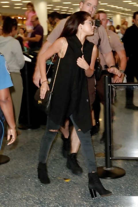 ¡¡¡Selena gomez en el aeropuerto sexy!!!
 #33380118
