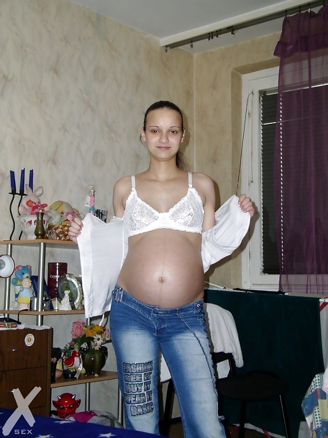 Chica gitana preñada
 #29882028