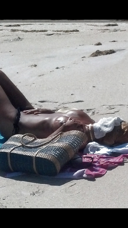 Milf abbronzata dalle grandi tette sdraiata sulla spiaggia
 #29152558