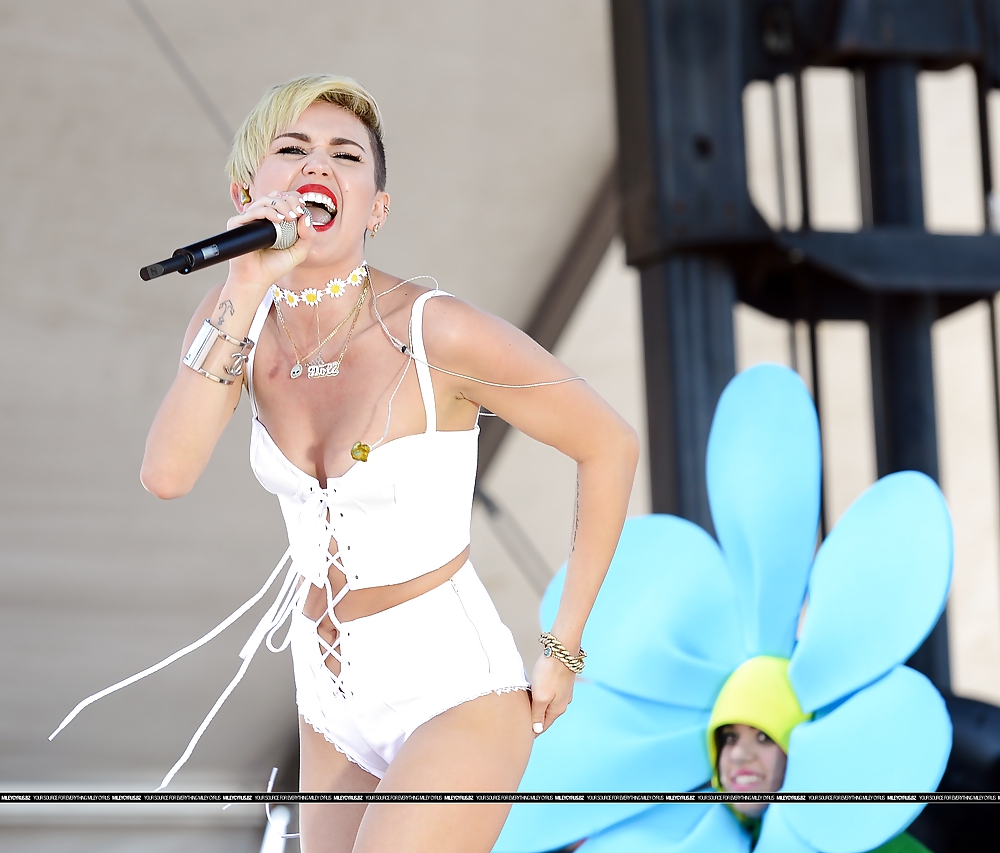 2013年9月のiheartradioでのセクシーなMiley Cyrusのパフォーマンス 
 #23902616