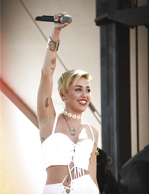 2013年9月のiheartradioでのセクシーなMiley Cyrusのパフォーマンス 
 #23902646