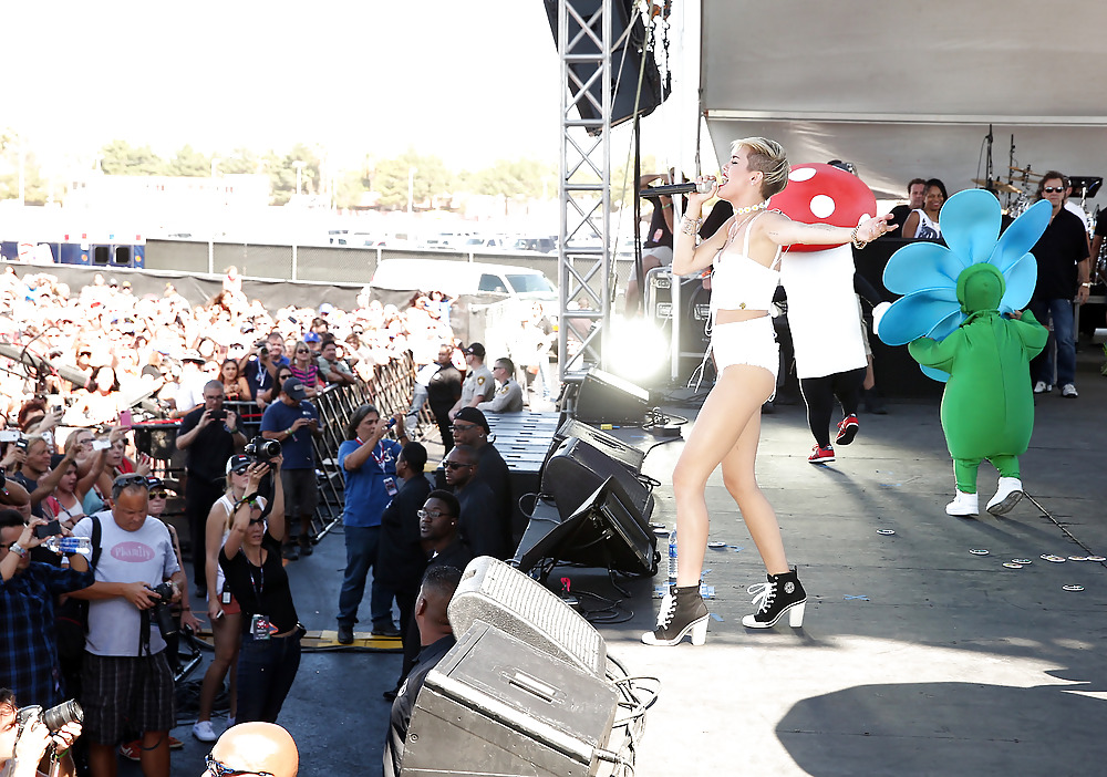 Sexy Miley Cyrus Leistung Bei Iheartradio September 2013 #23902652