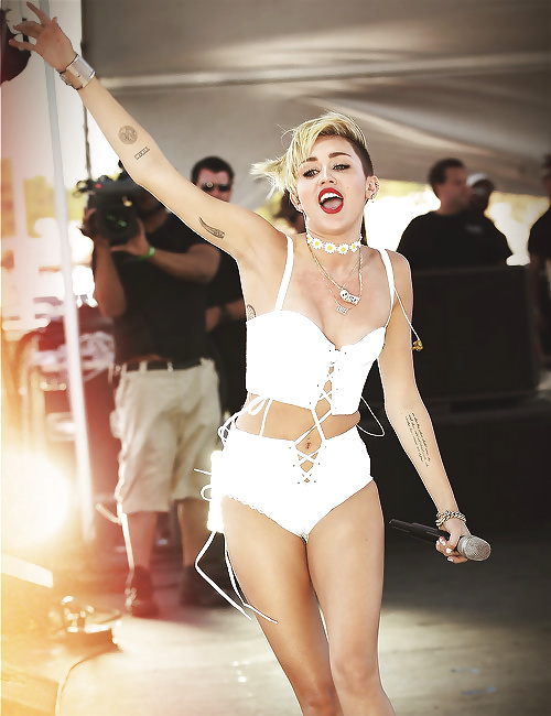 2013年9月のiheartradioでのセクシーなMiley Cyrusのパフォーマンス 
 #23902669