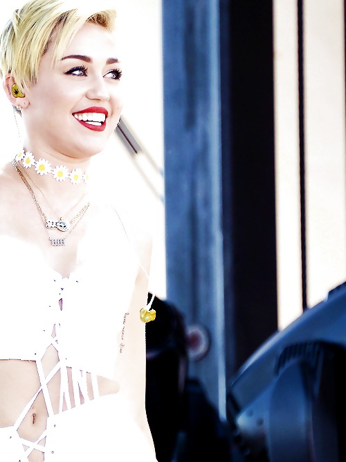 2013年9月のiheartradioでのセクシーなMiley Cyrusのパフォーマンス 
 #23902773