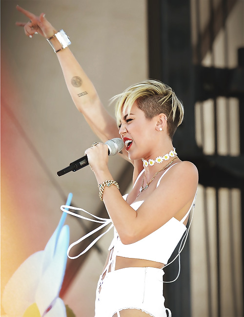 Sexy Miley Cyrus Leistung Bei Iheartradio September 2013 #23902779