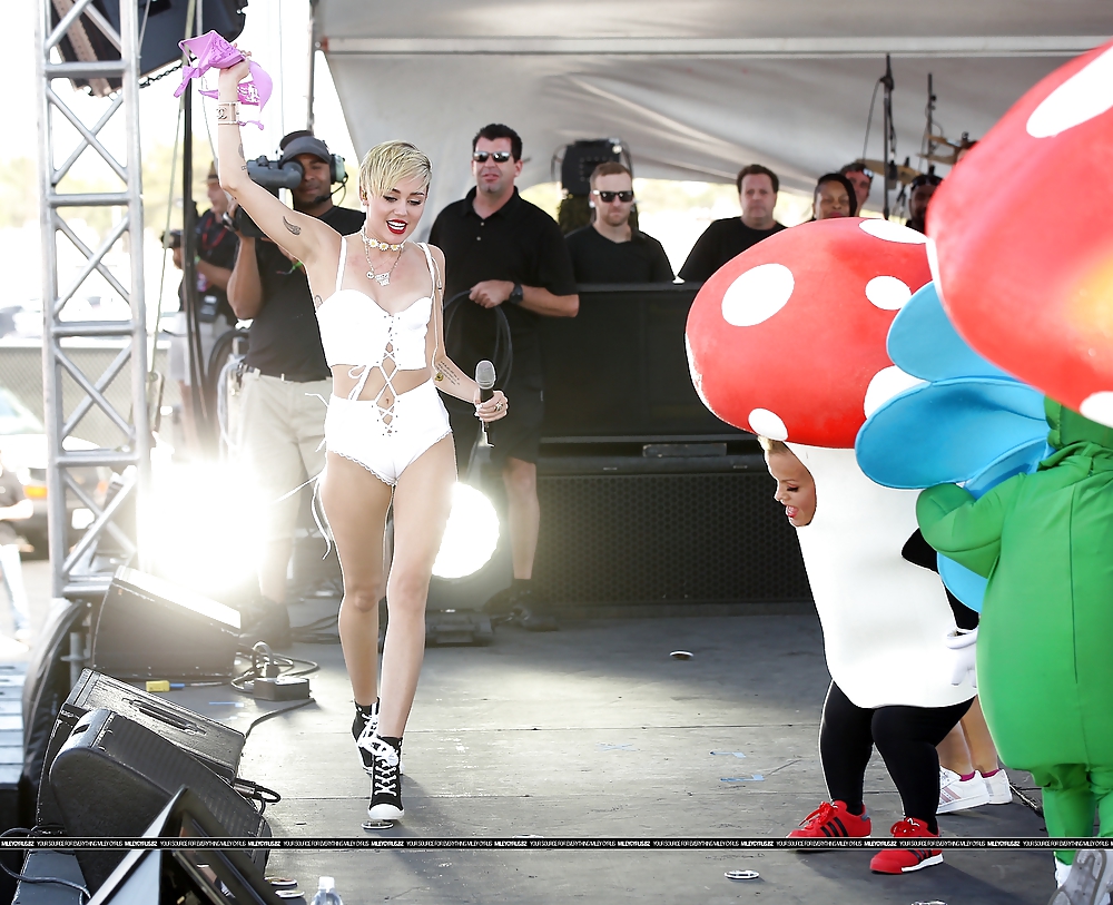 Sexy Miley Cyrus Leistung Bei Iheartradio September 2013 #23902812