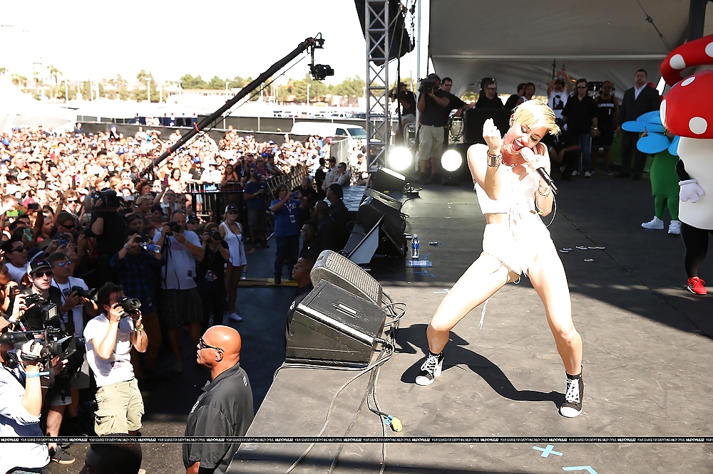 Sexy Miley Cyrus Leistung Bei Iheartradio September 2013 #23902830
