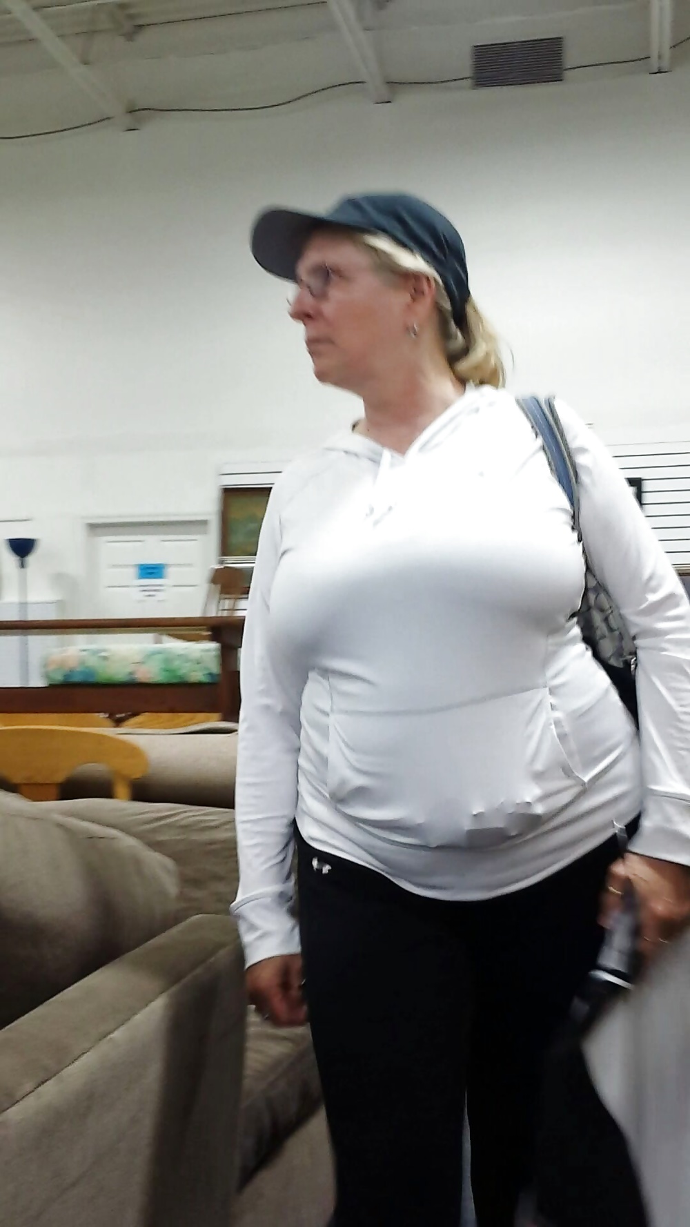 Candid mature big boobs shopping in tight top #28272685