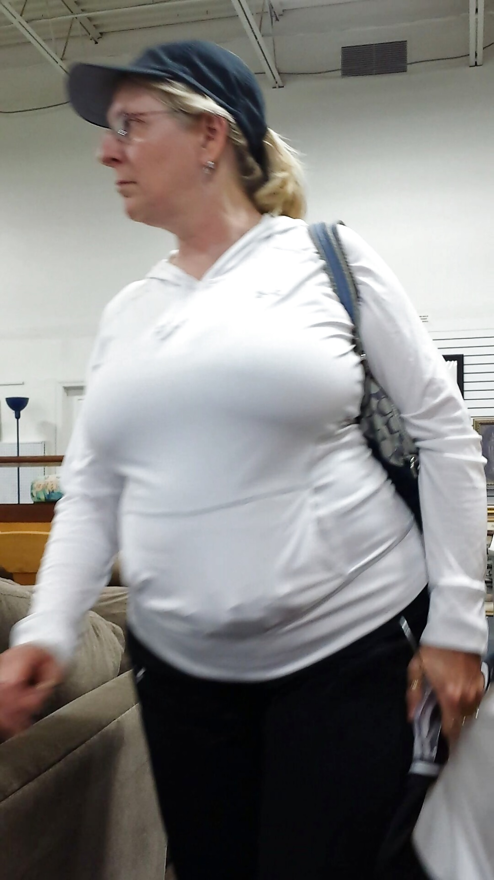 Candid mature big boobs shopping in tight top #28272702