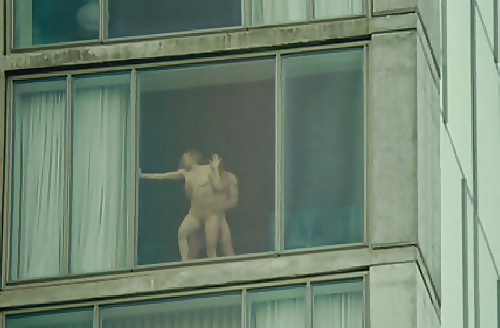 Freaky en la ventana del hotel
 #27967767