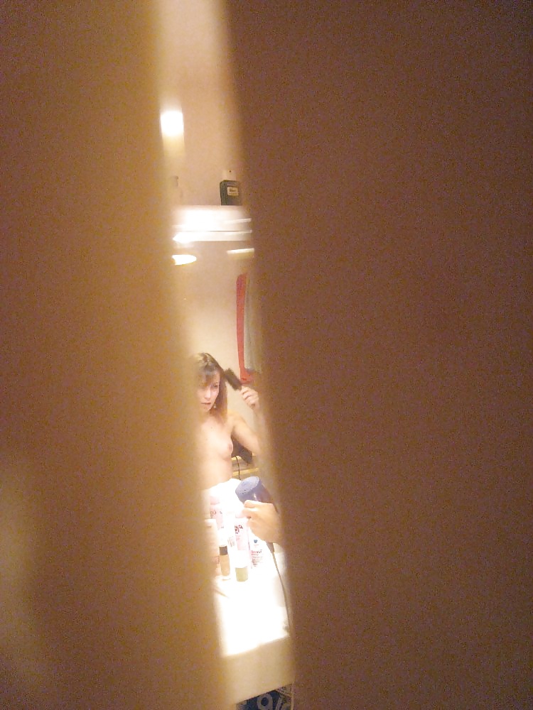 Au matin a l'hotel, lucille se prepare...
 #40896007