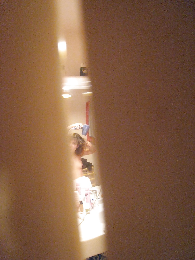 Au matin a l'hotel, lucille se prepare...
 #40896016