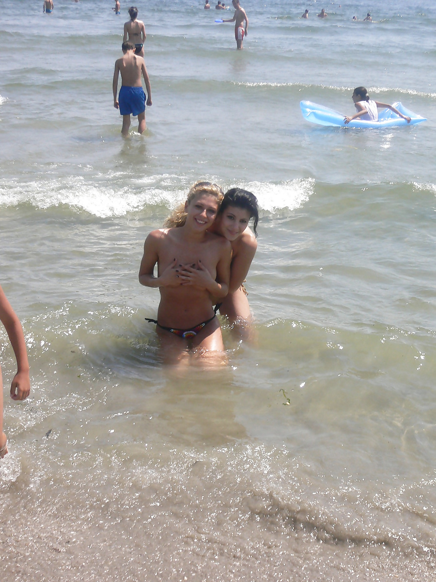 2人のロシア人美女がビーチで
 #26208962