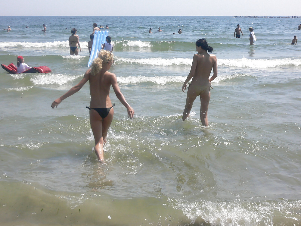 2人のロシア人美女がビーチで
 #26208970