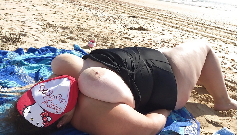 Femme seins nus a la plage cet ete
 #32611087