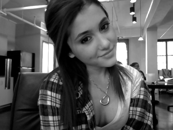 Ariana grande
 #26142929