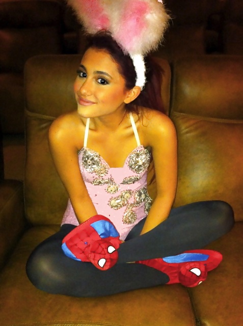 Ariana grande
 #26142959