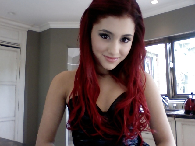 Ariana grande
 #26142998