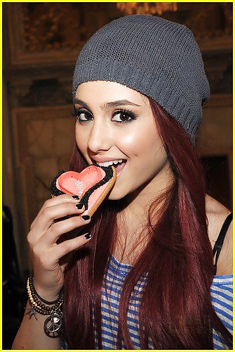 Ariana grande
 #26143055