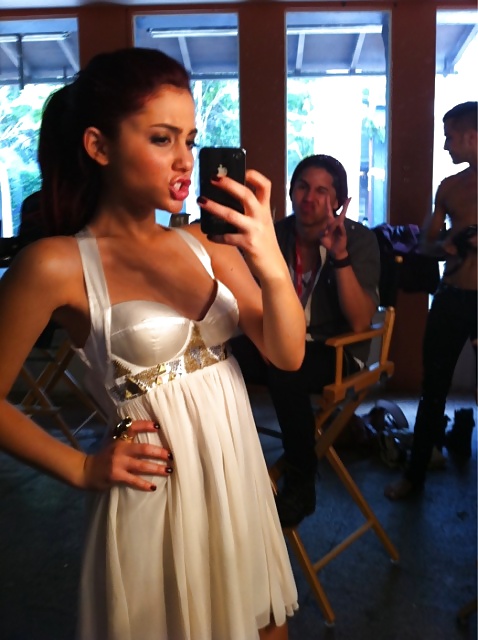 Ariana grande
 #26143134