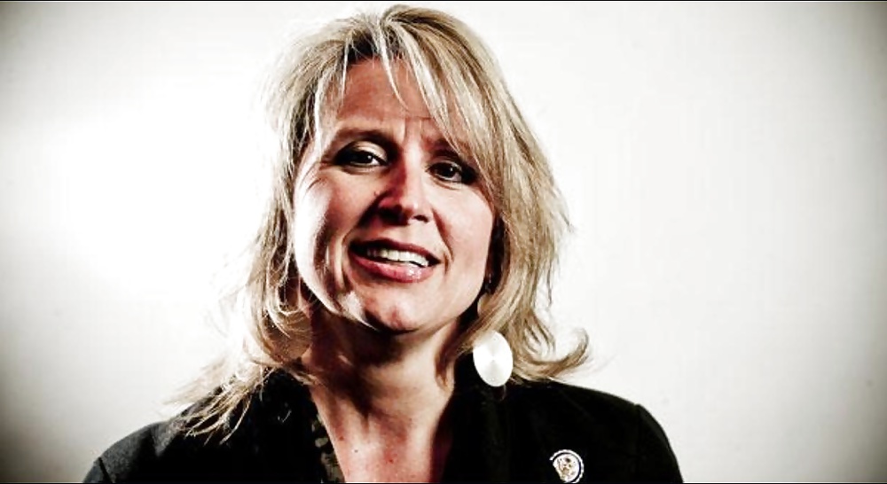 Amo così tanto masturbarmi con la conservatrice Renee Ellmers
 #26295235