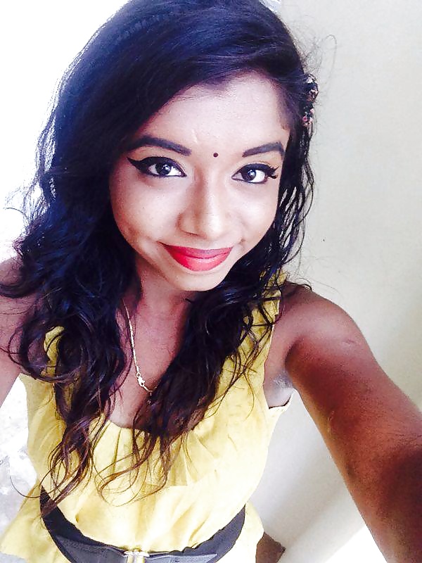 Malaysisch Indisches Mädchen Hündin Vithya Krishnan #28593530
