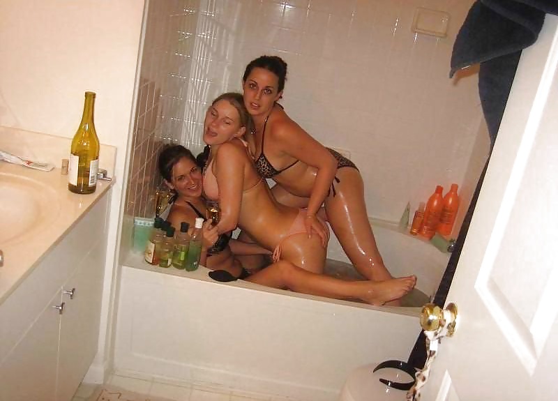 Payasadas en el baño
 #28907724