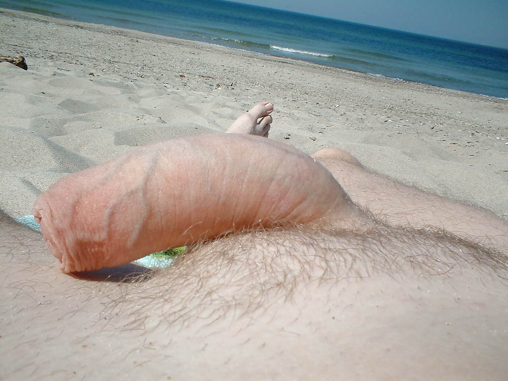 Polla desnuda en la playa
 #36912959