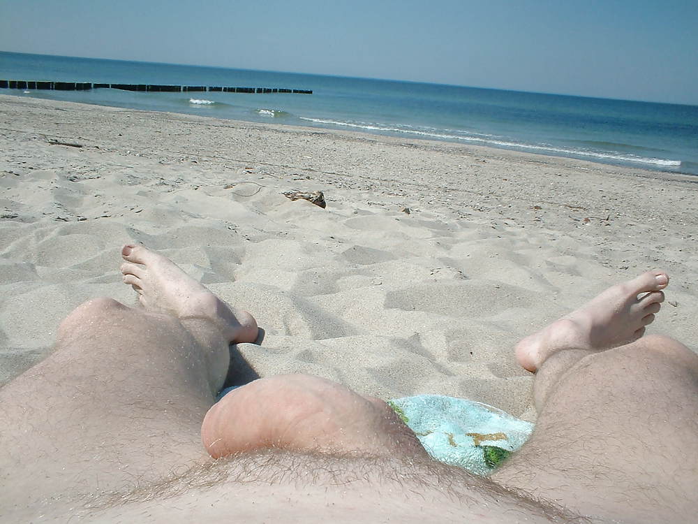 Polla desnuda en la playa
 #36912961