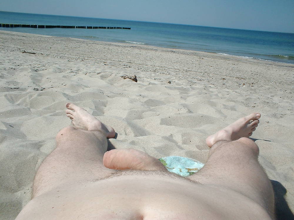 Polla desnuda en la playa
 #36912963