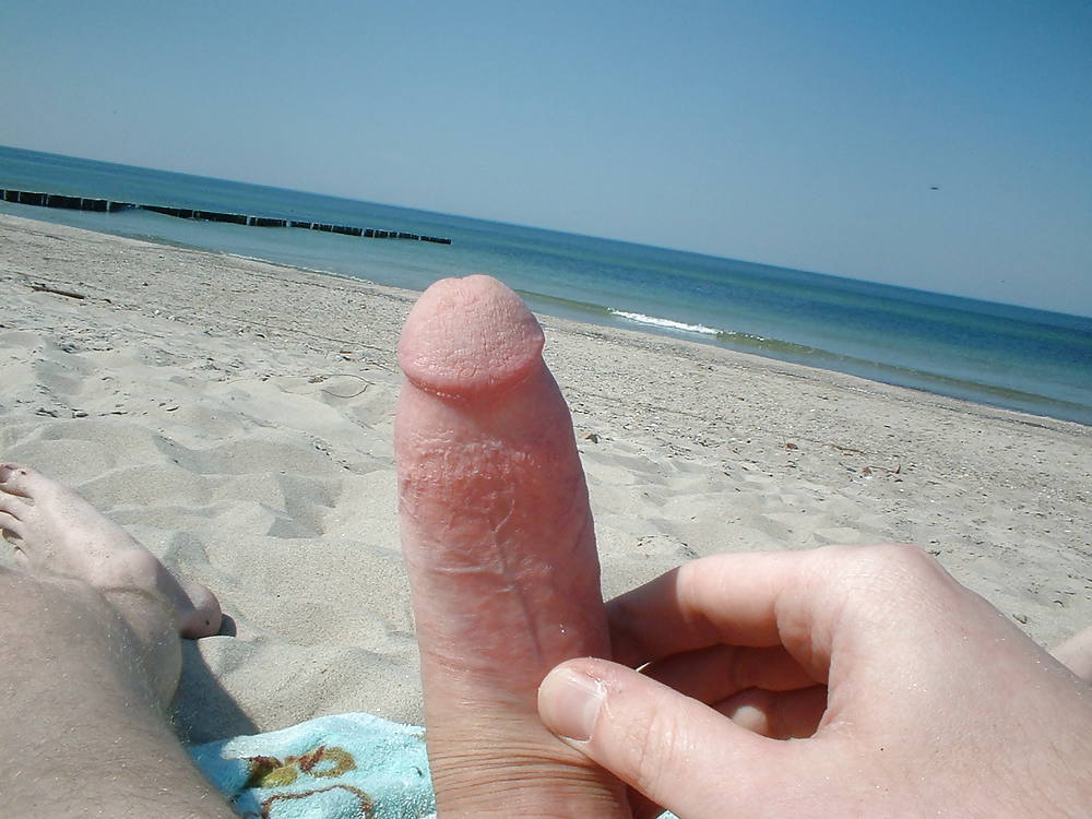 Polla desnuda en la playa
 #36912965