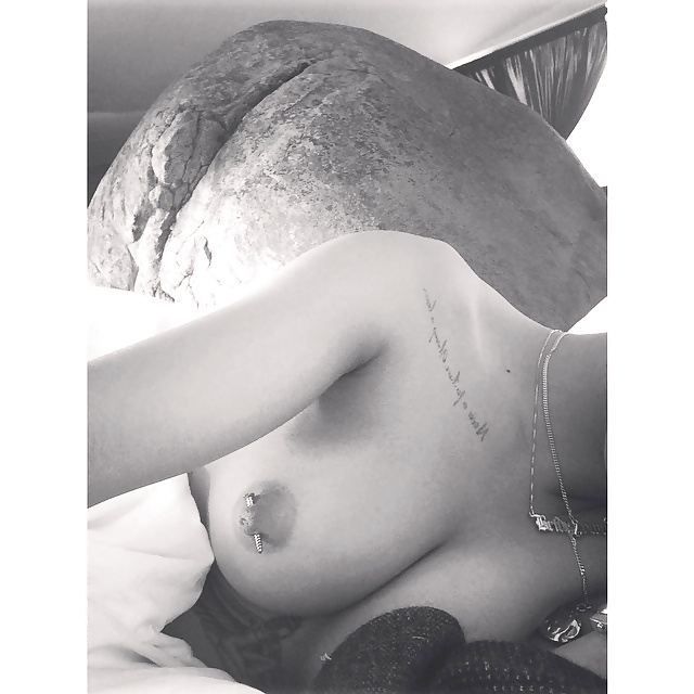 Rihanna nude photos leaked (iCloud hack)  #32459903