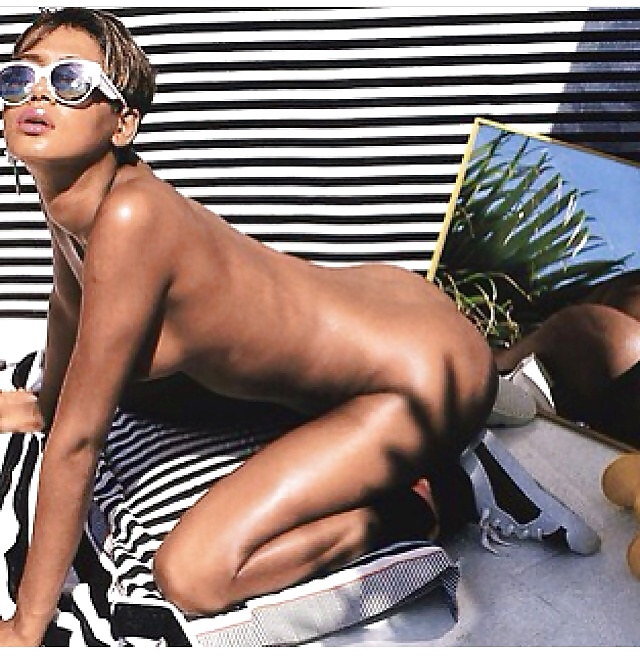 Rihanna nude photos leaked (iCloud hack)  #32459905