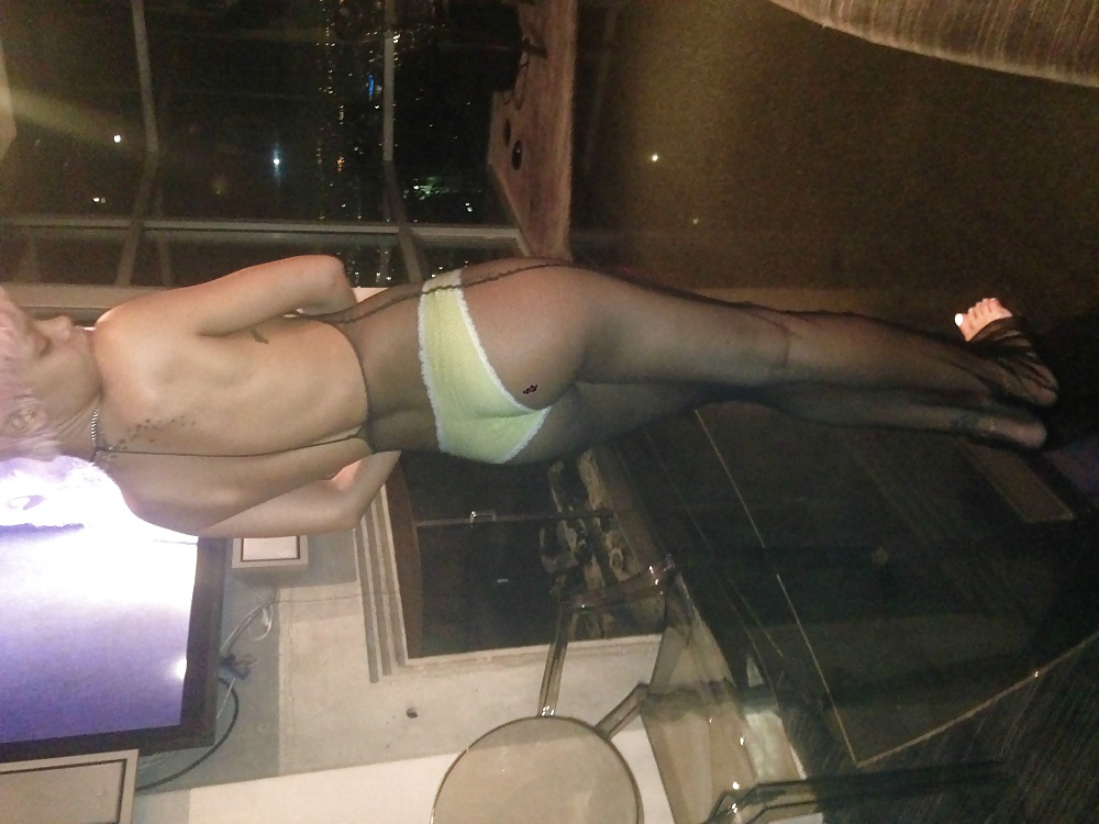 Rihanna nude photos leaked (iCloud hack)  #32459939