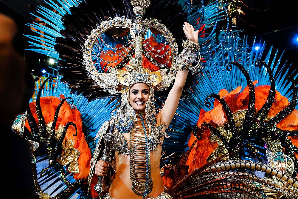 Colores de los carnavales: rainhas sexy bailando
 #35226609