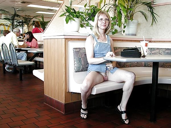 Ladies flashing pussies in restaurants #40690209