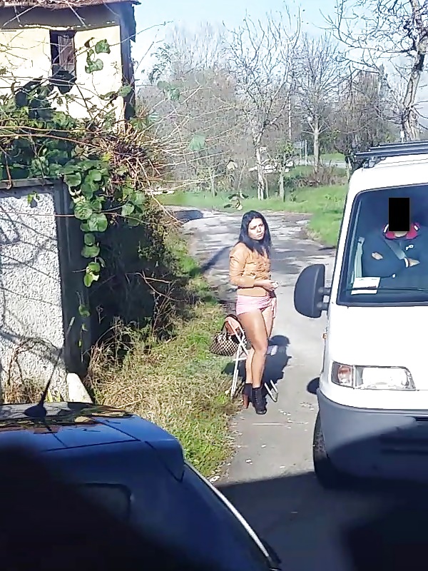 Prostituta di strada - puttane da strada #34247968