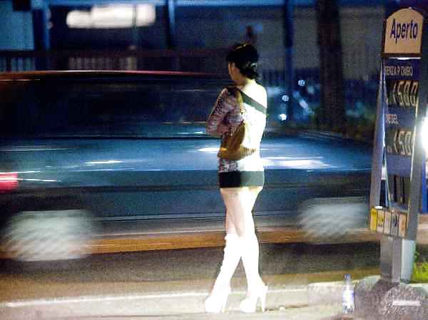 Prostituta di strada - puttane da strada #34251343