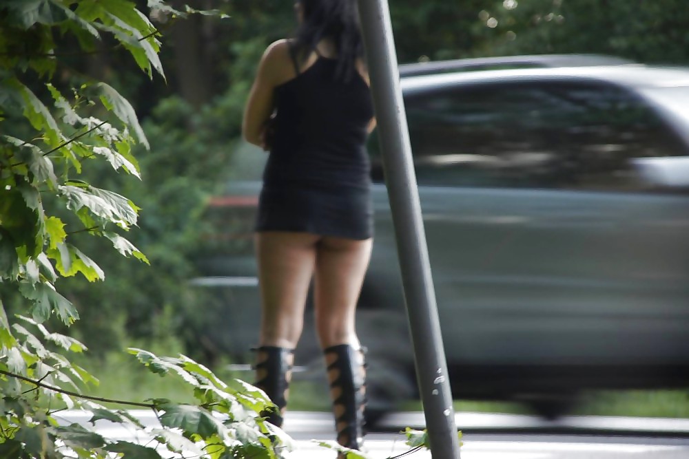 Prostituta di strada - puttane da strada #34251574