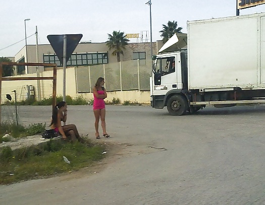 Prostituta di strada - puttane da strada #34251653