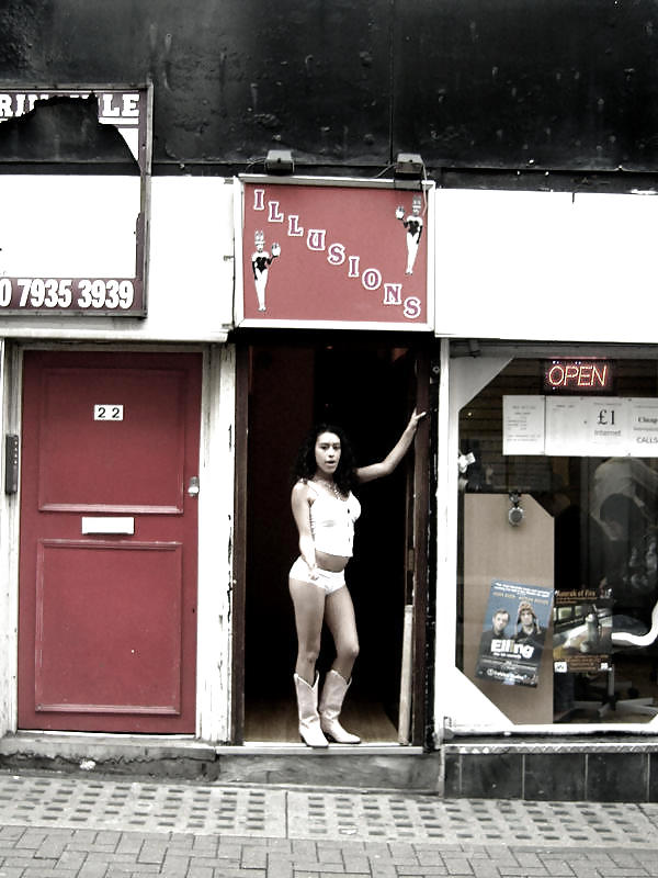 Prostituta di strada - puttane da strada #34251933