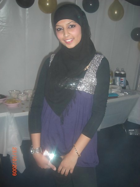 Hijabi paki indiano desi bengalese arabo fica
 #39379752