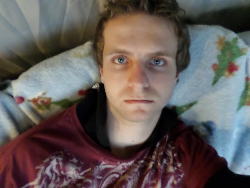 Escalofriante y acariciando
 #24435776